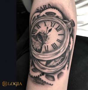 Tatuaje reloj en el brazo Alex Baens